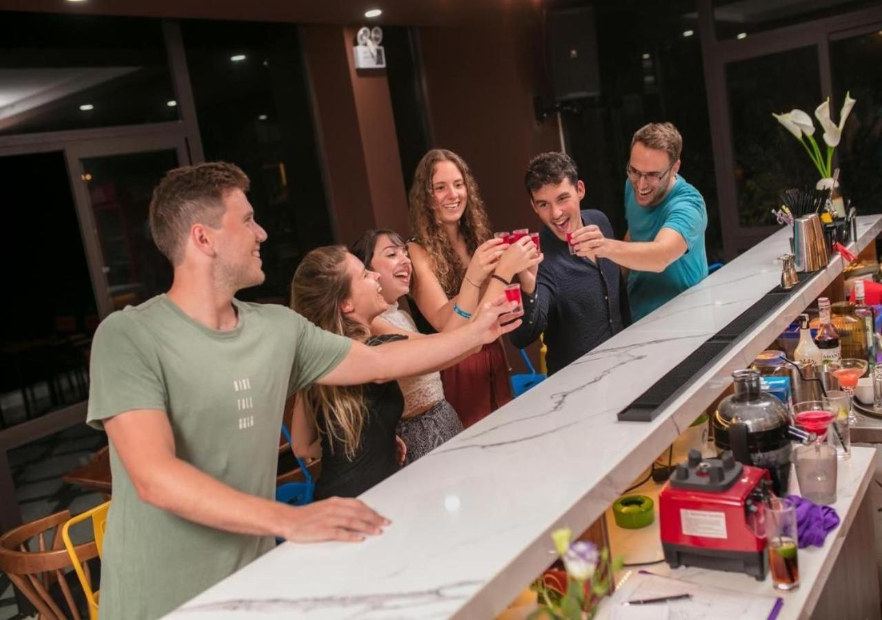 Catba Backpackers Hostel & Pool Bar Chan Chau Dış mekan fotoğraf